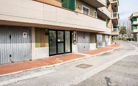 Guesthost - Luni Mare Modern Balcony Flat